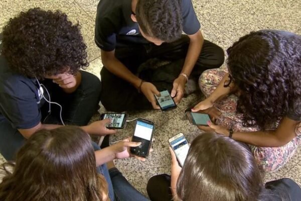 Sem CELULAR nas escolas, estudantes podem voltar a BRINCAR
