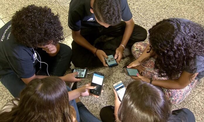 No momento, você está visualizando Sem CELULAR nas escolas, estudantes podem voltar a BRINCAR